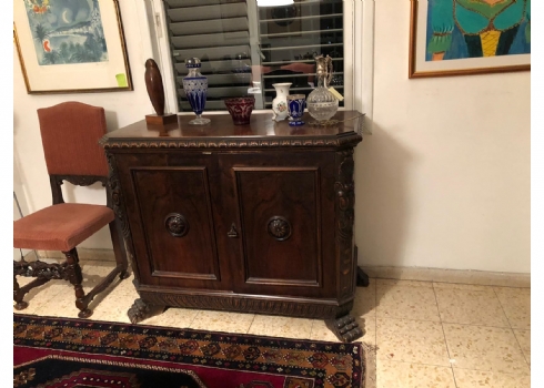 מזנון עתיק (תואם למערכת הריהוט לפינת האוכל הנמכרת גם במכרז זה - עשוי עץ מגולף