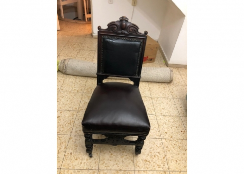 כיסא עתיק עשוי עץ מגולף, ריפוד עור