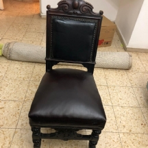 כיסא עתיק עשוי עץ מגולף, ריפוד עור