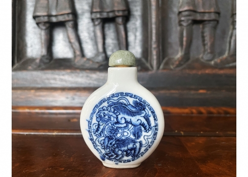 בקבוק הרחה סיני עשוי חרסינה מעוטרת בכחול קובלט, חתום