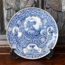 צלחת חרס גרמנית עתיקה מתוצרת: 'Royal Bonn', מעוטרת בהדפס מועבר בכחול קובלט