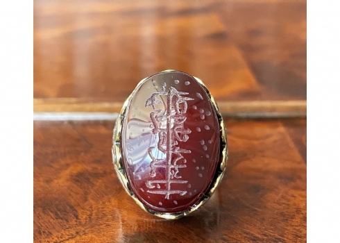 טבעת פרסית ישנה עשויה כסף '925' (חתום), משובצת אבן בגוון יין חרוטה בפרסית