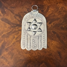 חמסה מרוקאית ישנה וגדולה לתליה על הקיר עשויה מתכת מרוקעת בעבודת יד ומוכספת