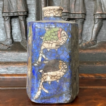 בקבוק קרמיקה פרסי דקורטיבי (משושה), מעוטר ציורי יד בדגם דגים כל רקע בגוון כחול