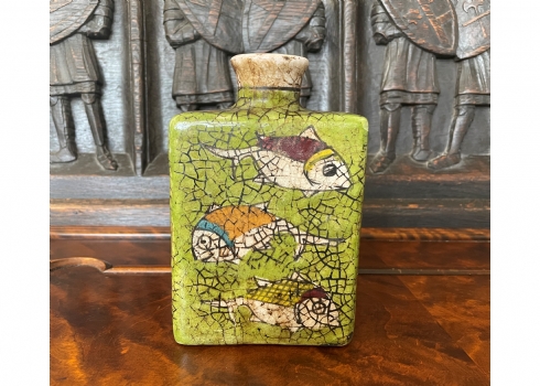 בקבוק קרמיקה פרסי דקורטיבי (מלבני), מעוטר ציורי יד בדגם דגים כל רקע בגוון ירוק
