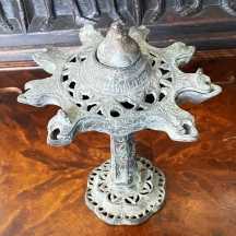 מנורה הודית ישנה לשמן ופתילה, עשויה ברונזה
