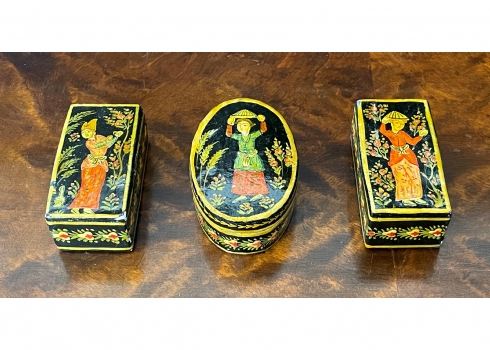 לוט של 3 קופסאות פרסיות קטנות, שתיים מלבניות ואחת אובאלית, עשויות עץ ולכה שחורה