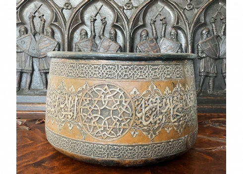 לאספני אמנות איסלמית עתיקה - סיר סורי עתיק מהמאה ה-19 עשוי נחושת משובצת כסף