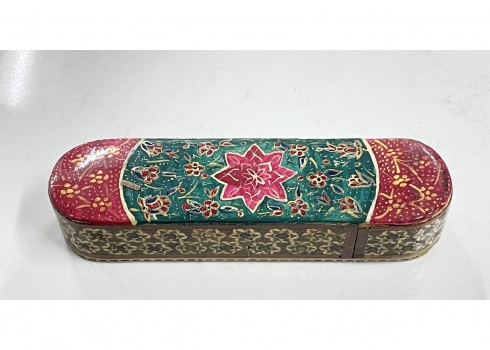 קלמדן (Qalamdan) פרסי ישן (קלמר איסלמי), עשוי עץ ולכה ומעוטר ציורי יד בדגם כוכב