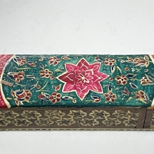 קלמדן (Qalamdan) פרסי ישן (קלמר איסלמי), עשוי עץ ולכה ומעוטר ציורי יד בדגם כוכב