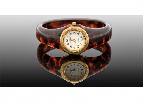שעון יד לאישה מתוצרת 'LOUIE PION' עם רצועת צמיד קשיחה