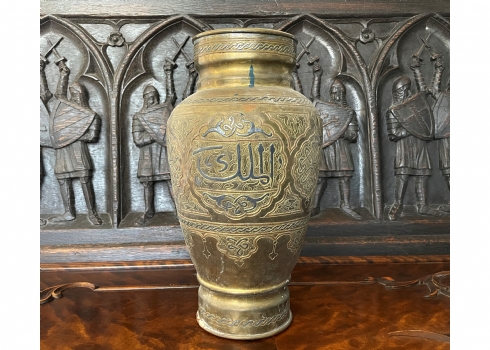 כד איסלאמי עתיק עשוי מיקשת פליז ומשובץ בעבודת דמשק בנחושת וכסף