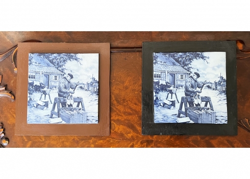 זוג אריחי חרסינה מעוטרים בהדפס כחול בסגנון דלפט הולנדי, מוצמדים ללוחות עץ