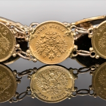 צמיד זהב רוסי עתיק עשוי זהב צהוב 14 קארט משובץ שבע מטבעות זהב רוסים עתיקים