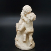 'הנשיקה' - פסל שיש איטלקי עתיק מהמאה ה-19