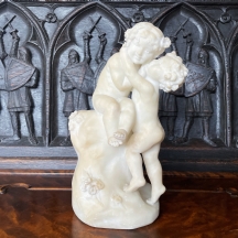'הנשיקה' - פסל שיש איטלקי עתיק מהמאה ה-19