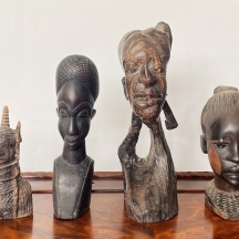 לוט של 4 פסלי עץ אפריקאים ישנים, מהמחצית השניה של המאה העשרים, מגולפים בעבודת יד