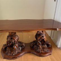 שולחן סלוני איטלקי מרשים במיוחד, עשוי עץ מגולף בעבודת יד אמן איכותית
