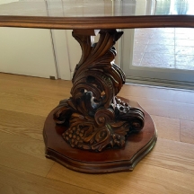 שולחן צד איטלקי מרשים במיוחד, עשוי עץ מגולף בעבודת יד אמן איכותית