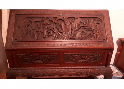מכתבה סינית ישנה עשויה עץ מגולפת בעבודת יד, גם החזית וגם הצדדים מגולפים