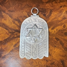 חמסה מרוקאית דקורטיבית עשויה פליז מצופה כסף, מעוטרת בעבודת ריקוע ידנית