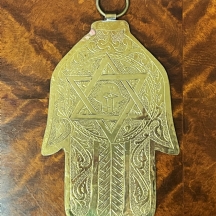 חמסה מרוקאית דקורטיבית עשויה פליז, מעוטרת בעבודת ריקוע ידנית
