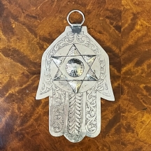 חמסה מרוקאית דקורטיבית עשויה פליז מצופה כסף, מעוטרת בעבודת ריקוע ידנית
