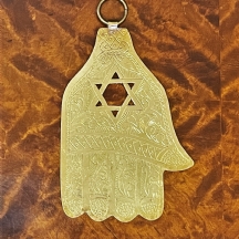חמסה מרוקאית דקורטיבית עשויה פליז, מעוטרת בעבודת ריקוע ידנית
