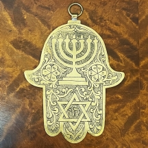 חמסה מרוקאית דקורטיבית עשויה פליז, מעוטרת בעבודת ריקוע ידנית