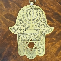 חמסה מרוקאית דקורטיבית עשויה פליז, מעוטרת בעבודת ריקוע ידנית