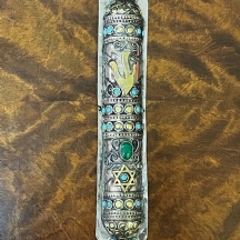 בית מזוזה בסגנון טורקמני עשוי מתכת מצופה כסף ועיטורי פליז, משובצת אבנים שונות