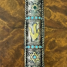 בית מזוזה בסגנון טורקמני עשוי מתכת מצופה כסף ועיטורי פליז, משובצת אבנים שונות