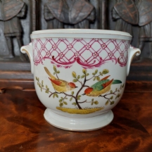 עציץ פורצלן קטן (Cache Pot)  מתוצרת 'Ludwigsburg' (גרמניה), מעוטר ציורי יד