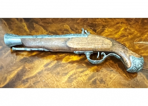 קישוט בצורת אקדח עתיק עשוי עץ ופיוטר