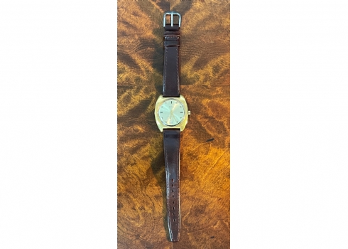 שעון יד לגבר מתוצרת: 'BWC-Swiss' עשוי מתכת, רצועת עור חומה, במצב עבודה תקין