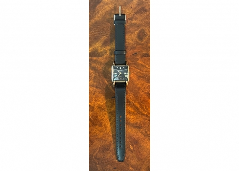 שעון יד שוויצרי ישן לגבר מתוצרת חברת: 'Geneva', במצב עבודה תקין, מתכת, רצועת עור