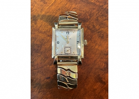 שעון יד שוויצרי ישן לגבר מתוצרת חברת: 'Omega', במצב עבודה תקין, מתכת מצופה זהב,