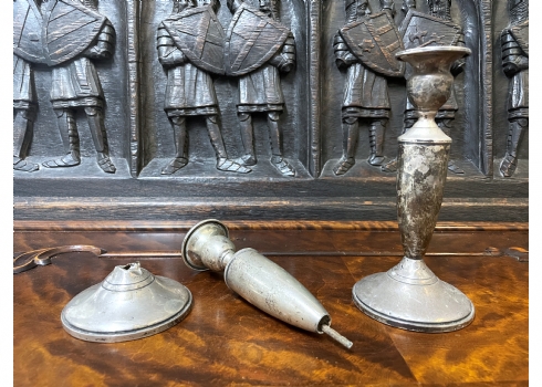 זוג פמוטי כסף ישנים, פגומים (מצולם) ומוכבדים, חתומים 'סטרלינג' (925)