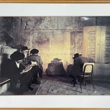 'יהודים מתפללים בכתל' - צילום ממוסגר