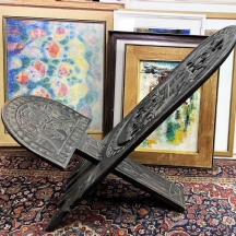 כיסא שומרים אפריקאי ישן (1970 בקירוב), נרכש בקמרון, עשוי עץ מגולף בעבודת יד