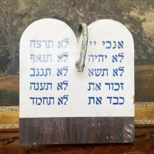 קשוט מארון קודש בבית כנסת בדגם לוחות הברית, עשוי עץ צבוע ומתכת