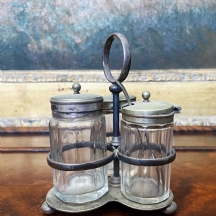 סט קרואט (Cruet Set) עתיק עשוי מתכת וזכוכית, חתום