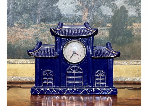 שעון חרסינה שולחני ישן מעוצב בצורת מבנה סיני מעוטר בזהב על רקע קובלט כחול