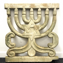 קישוט (פירוק) מבית כנסת ישן, עשוי חומר יצוק דמוי אבן, מעוצב בצורת מנורה ומגן דוד