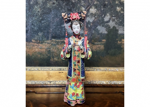 פסל קרמיקה סיני דקורטיבי בדמות נערת ארמון, מעוטר באמייל, עבודה עדינה במיוחד