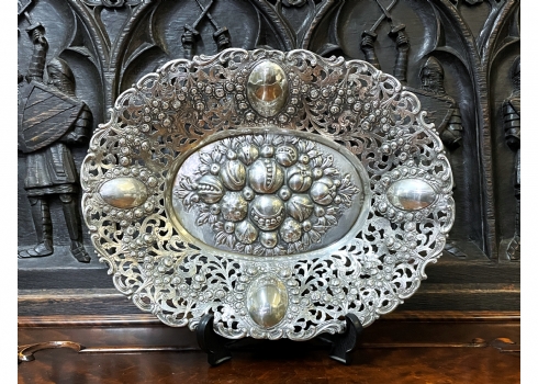 סלסלת כסף ישנה ויפה, עשויה כסף '800', עיטורי בלט של פירות, חתום, משקל: 638 גרם