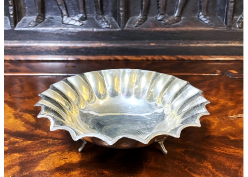 קערת כסף בדגם 'כוכב ים', עשויה כסף '800', שלוש רגליות ושפה משוננת, חתום