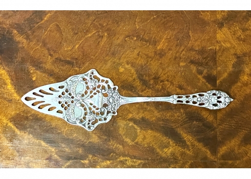 כף לעוגה עשויה כסף '800', חתום, מעוטרת עיטורי בלט בדגם של אגרטל פרחים