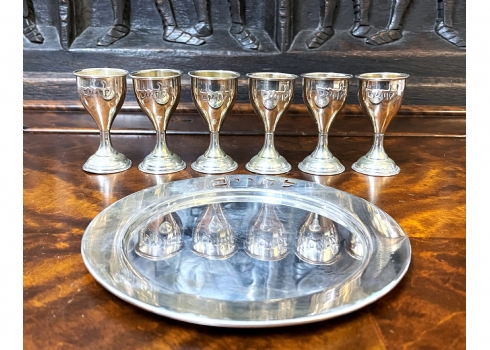 סט כלי כס, ליין הכולל מגש עגול ועוד 6 גביעים, עשוי כסף 'סטרלינג' (925), חתום