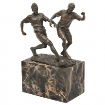 פסל ברונזה בדמות שני בחורים משחקים כדורגל